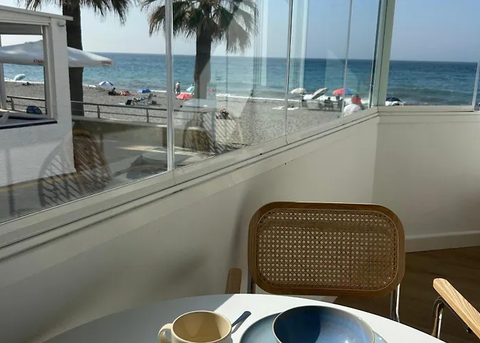 Seashore - A La Orilla Del Mar En