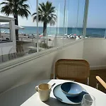 Seashore - A La Orilla Del Mar En