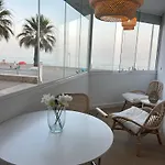 Seashore - A La Orilla Del Mar En